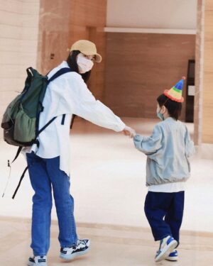 Ella Chen Jia Hua Instagram - 勁寶 生日快樂！
轉眼間今天就6歲了
今年9月就要上小學了
這次的生日比較特別
就是爸爸媽媽決定
在你上小學前的這幾個月
帶著你陪伴我們一起工作
跟著我們到處飛
穿梭各個機場與城市
體驗各種生活形態
見見更多的人事物
有時候熬夜等媽媽下班在休息室睡著
有時候早上4:30起床趕早班機
謝謝你總是配合著
謝謝你適應得很快
謝謝你還會自己安排自己每天的自習項目
謝謝你不讓我們操心
世界之大 等著你去慢慢發掘和體會
還是那一句話
希望你能平安健康快樂的長大
爸爸媽媽真的愛你 很愛很愛你❤️

謝謝各地的歌迷
謝謝工作人員
謝謝學校老師
你們都很用心的用各種方式幫勁寶慶生
收到各種禮物
謝謝娜娜阿姨在小腰果的第一個趴踢
還準備了勁寶的蛋糕
真的很感謝大家
滿滿的愛，滿滿的祝福
勁寶真的很幸福
謝謝你們，愛你們❤️

#穿梭機場系列
#借用粉絲圖