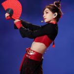 Ella Chen Jia Hua Instagram - 乘風的111天 從2023年4月1日開始錄製，歷時一百多天，這段日子經歷了好多好多，身體很辛苦，但心裡很富足❤️ 我想謝謝所有支持姐姐的粉絲們，知道你們花了很多心思很辛苦，但其實，我很捨不得你們。因為作為藝人，能透過表演、作品，讓你們感受到歡樂、安慰和力量，我就覺得很滿足了。但我明白那是你們表達愛的方式，願意為我們曬陽光、淋雨滴，而我，只能好好的生活，健康平安來回應你們，希望大家也都要好好吃飯、好好睡覺，平安健康 我也想感謝每個決定來乘風的姐姐，看見你們，面對自己的選擇，肩負執著、面對每一次的挑戰，堅持到底，你們每一個人的精神都鼓舞著我，你們有在認真努力，已經就是冠軍 每一次的舞台，都是許多人共同成就的，感謝幕後每一個我們喊不出名字的無名英雄們，因為有你們堅守在各自的崗位上支撐著我們，才能讓每個姐姐站在舞台上發光發熱，謝謝大家，你們是最棒的團隊 最後，希望我們都別忘了這個夏天帶給我們的力量，當你面對人生的困境，再難、再苦，都要記得勇敢，跌倒了，休息一下再站起來，犯錯了，記取教訓，繼續努力，永遠以善意對待身邊的人，互相幫助、互相尊重和理解彼此，就像我們這群姐姐一樣 再一次自我介紹 大家好，我是S.H.E的Ella陳嘉樺 我畢業啦！ #乘风2023