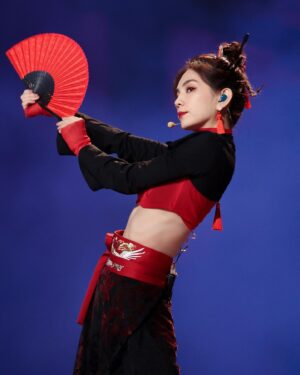 Ella Chen Jia Hua Instagram - 乘風的111天 
從2023年4月1日開始錄製，歷時一百多天，這段日子經歷了好多好多，身體很辛苦，但心裡很富足❤️

我想謝謝所有支持姐姐的粉絲們，知道你們花了很多心思很辛苦，但其實，我很捨不得你們。因為作為藝人，能透過表演、作品，讓你們感受到歡樂、安慰和力量，我就覺得很滿足了。但我明白那是你們表達愛的方式，願意為我們曬陽光、淋雨滴，而我，只能好好的生活，健康平安來回應你們，希望大家也都要好好吃飯、好好睡覺，平安健康

我也想感謝每個決定來乘風的姐姐，看見你們，面對自己的選擇，肩負執著、面對每一次的挑戰，堅持到底，你們每一個人的精神都鼓舞著我，你們有在認真努力，已經就是冠軍

每一次的舞台，都是許多人共同成就的，感謝幕後每一個我們喊不出名字的無名英雄們，因為有你們堅守在各自的崗位上支撐著我們，才能讓每個姐姐站在舞台上發光發熱，謝謝大家，你們是最棒的團隊

最後，希望我們都別忘了這個夏天帶給我們的力量，當你面對人生的困境，再難、再苦，都要記得勇敢，跌倒了，休息一下再站起來，犯錯了，記取教訓，繼續努力，永遠以善意對待身邊的人，互相幫助、互相尊重和理解彼此，就像我們這群姐姐一樣

再一次自我介紹
大家好，我是S.H.E的Ella陳嘉樺 
我畢業啦！

#乘风2023