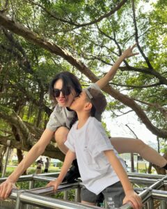 Ella Chen Jia Hua Instagram - 親愛的勁寶！生日快樂！ 爸爸媽媽真的好愛你 你的存在 一直提醒著我們 愛很簡單 很直接 不需要任何條件 愛你 就是你 愛我 就是我 時間很快 一下子就七歲了 但我知道 我們永遠都會這麼相愛 沒有時間和空間的限制 謝謝你來到我們家 謝謝你在茫茫宇宙裡 找到我 媽媽要哭了🥹🥹我對你沒有期待 ，只有祝福 生日快樂