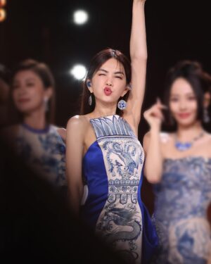 Ella Chen Jia Hua Instagram - 乘風的111天 
從2023年4月1日開始錄製，歷時一百多天，這段日子經歷了好多好多，身體很辛苦，但心裡很富足❤️

我想謝謝所有支持姐姐的粉絲們，知道你們花了很多心思很辛苦，但其實，我很捨不得你們。因為作為藝人，能透過表演、作品，讓你們感受到歡樂、安慰和力量，我就覺得很滿足了。但我明白那是你們表達愛的方式，願意為我們曬陽光、淋雨滴，而我，只能好好的生活，健康平安來回應你們，希望大家也都要好好吃飯、好好睡覺，平安健康

我也想感謝每個決定來乘風的姐姐，看見你們，面對自己的選擇，肩負執著、面對每一次的挑戰，堅持到底，你們每一個人的精神都鼓舞著我，你們有在認真努力，已經就是冠軍

每一次的舞台，都是許多人共同成就的，感謝幕後每一個我們喊不出名字的無名英雄們，因為有你們堅守在各自的崗位上支撐著我們，才能讓每個姐姐站在舞台上發光發熱，謝謝大家，你們是最棒的團隊

最後，希望我們都別忘了這個夏天帶給我們的力量，當你面對人生的困境，再難、再苦，都要記得勇敢，跌倒了，休息一下再站起來，犯錯了，記取教訓，繼續努力，永遠以善意對待身邊的人，互相幫助、互相尊重和理解彼此，就像我們這群姐姐一樣

再一次自我介紹
大家好，我是S.H.E的Ella陳嘉樺 
我畢業啦！

#乘风2023