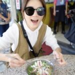 Ella Chen Jia Hua Instagram - 週日繼續玩花蓮～ 最懂炸蛋的地方～🍳 解接最愛會流出的食物 一次收下各式炸彈美食：https://youtu.be/l-7B9OJDt-g 吃喝過程 突如其來的點餐考驗 逼誰啊～ 農場騎馬、海邊疊石頭 一家三口度過快樂時光👨‍👩‍👦 🔗Vlog YT連結看限動 #炸蛋美食 #必收口袋名單 #在地美食