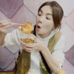 Ella Chen Jia Hua Instagram - 週日繼續玩花蓮～ 最懂炸蛋的地方～🍳 解接最愛會流出的食物 一次收下各式炸彈美食：https://youtu.be/l-7B9OJDt-g 吃喝過程 突如其來的點餐考驗 逼誰啊～ 農場騎馬、海邊疊石頭 一家三口度過快樂時光👨‍👩‍👦 🔗Vlog YT連結看限動 #炸蛋美食 #必收口袋名單 #在地美食