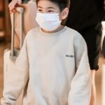 Ella Chen Jia Hua Instagram - 勁寶 生日快樂！ 轉眼間今天就6歲了 今年9月就要上小學了 這次的生日比較特別 就是爸爸媽媽決定 在你上小學前的這幾個月 帶著你陪伴我們一起工作 跟著我們到處飛 穿梭各個機場與城市 體驗各種生活形態 見見更多的人事物 有時候熬夜等媽媽下班在休息室睡著 有時候早上4:30起床趕早班機 謝謝你總是配合著 謝謝你適應得很快 謝謝你還會自己安排自己每天的自習項目 謝謝你不讓我們操心 世界之大 等著你去慢慢發掘和體會 還是那一句話 希望你能平安健康快樂的長大 爸爸媽媽真的愛你 很愛很愛你❤️ 謝謝各地的歌迷 謝謝工作人員 謝謝學校老師 你們都很用心的用各種方式幫勁寶慶生 收到各種禮物 謝謝娜娜阿姨在小腰果的第一個趴踢 還準備了勁寶的蛋糕 真的很感謝大家 滿滿的愛，滿滿的祝福 勁寶真的很幸福 謝謝你們，愛你們❤️ #穿梭機場系列 #借用粉絲圖