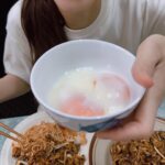 Ella Chen Jia Hua Instagram - 來跟大家拜年囉 🧨新年快樂🧨 #趕場的過年 #飛機高鐵摩托車通通用上 #長袖背心冬天夏天通通穿上 #肚子快爆炸 #旺啊發啊 #解接的過年還在繼續