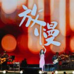Ella Chen Jia Hua Instagram - . 天津 大家超有活力 棒棒的 💙 謝謝你們用心製作了好多橘色的風車 還有燈牌，旗子，亮燈，解接都看到了 好美好美 下一站 深圳見啦～ #泡泡島音樂與藝術節 #bubblingboilingfestival #ph5official @ph5official