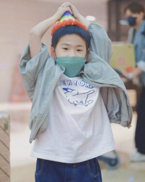 Ella Chen Jia Hua Instagram - 勁寶 生日快樂！
轉眼間今天就6歲了
今年9月就要上小學了
這次的生日比較特別
就是爸爸媽媽決定
在你上小學前的這幾個月
帶著你陪伴我們一起工作
跟著我們到處飛
穿梭各個機場與城市
體驗各種生活形態
見見更多的人事物
有時候熬夜等媽媽下班在休息室睡著
有時候早上4:30起床趕早班機
謝謝你總是配合著
謝謝你適應得很快
謝謝你還會自己安排自己每天的自習項目
謝謝你不讓我們操心
世界之大 等著你去慢慢發掘和體會
還是那一句話
希望你能平安健康快樂的長大
爸爸媽媽真的愛你 很愛很愛你❤️

謝謝各地的歌迷
謝謝工作人員
謝謝學校老師
你們都很用心的用各種方式幫勁寶慶生
收到各種禮物
謝謝娜娜阿姨在小腰果的第一個趴踢
還準備了勁寶的蛋糕
真的很感謝大家
滿滿的愛，滿滿的祝福
勁寶真的很幸福
謝謝你們，愛你們❤️

#穿梭機場系列
#借用粉絲圖