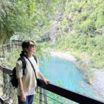 Ella Chen Jia Hua Instagram - 花蓮 解接來了～ 太魯閣 太美了！ 此生必訪美景⛰️🌳🌿 解接玩給你看：https://youtu.be/y0ujOBF-5cg 勁寶掌鏡拍攝太有愛💓 是趟幸福美滿小旅行～ 🔗Vlog YT連結看限動 #布洛灣吊橋 #砂卡礑步道 #太魯閣美景