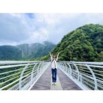 Ella Chen Jia Hua Instagram - 花蓮 解接來了～ 太魯閣 太美了！ 此生必訪美景⛰️🌳🌿 解接玩給你看：https://youtu.be/y0ujOBF-5cg 勁寶掌鏡拍攝太有愛💓 是趟幸福美滿小旅行～ 🔗Vlog YT連結看限動 #布洛灣吊橋 #砂卡礑步道 #太魯閣美景