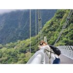 Ella Chen Jia Hua Instagram - 花蓮 解接來了～ 太魯閣 太美了！ 此生必訪美景⛰️🌳🌿 解接玩給你看：https://youtu.be/y0ujOBF-5cg 勁寶掌鏡拍攝太有愛💓 是趟幸福美滿小旅行～ 🔗Vlog YT連結看限動 #布洛灣吊橋 #砂卡礑步道 #太魯閣美景