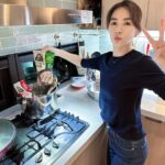Ella Chen Jia Hua Instagram - 大閘蟹時間！最會吃蟹的女子在此！ 冷冷的天氣，配上一碗暖暖的熱湯，幸福啊❤️ 解接要來一碗秋栗人蔘無骨雞湯 勁寶愛香草羅宋牛腱燉湯 解孵愛南洋肉骨茶豬腱燉湯 滿足一家人口味 #得意的一天 #有料熬鮮湯 #真材實料燉煮 #可快速上桌