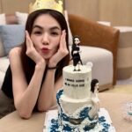 Ella Chen Jia Hua Instagram - 謝謝大家的生日祝福 今年切了好多次蛋糕 被你們滿滿的愛包圍 是多麼的幸福與美好 今天要繼續乘風錄製 跟各位姐姐們一起過啦 感謝我永遠的好姐妹 知道我今天要工作 特地提早幫我慶生 還有風沙星辰 永遠相伴的你們 從機場 到酒店 再到機場 再到酒店出發宿舍 各種的創意慶生儀式 謝謝你們無比的貼心 祝願大家 健康平安 開心的活著 Love you all ❤️ PS: 影片開聲音，聽我老婆爽朗的笑聲😆