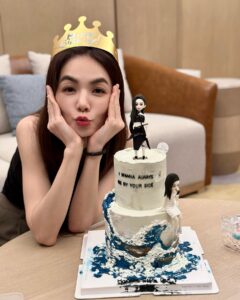 Ella Chen Jia Hua Instagram - 謝謝大家的生日祝福 今年切了好多次蛋糕 被你們滿滿的愛包圍 是多麼的幸福與美好 今天要繼續乘風錄製 跟各位姐姐們一起過啦 感謝我永遠的好姐妹 知道我今天要工作 特地提早幫我慶生 還有風沙星辰 永遠相伴的你們 從機場 到酒店 再到機場 再到酒店出發宿舍 各種的創意慶生儀式 謝謝你們無比的貼心 祝願大家 健康平安 開心的活著 Love you all ❤️ PS: 影片開聲音，聽我老婆爽朗的笑聲😆