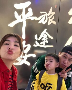 Ella Chen Jia Hua Instagram - 來跟大家拜年囉 🧨新年快樂🧨
#趕場的過年
#飛機高鐵摩托車通通用上
#長袖背心冬天夏天通通穿上
#肚子快爆炸
#旺啊發啊 
#解接的過年還在繼續