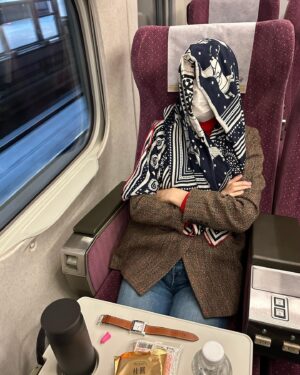 Ella Chen Jia Hua Instagram - 來跟大家拜年囉 🧨新年快樂🧨
#趕場的過年
#飛機高鐵摩托車通通用上
#長袖背心冬天夏天通通穿上
#肚子快爆炸
#旺啊發啊 
#解接的過年還在繼續