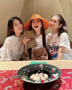 Ella Chen Jia Hua Instagram - 謝謝大家的生日祝福
今年切了好多次蛋糕
被你們滿滿的愛包圍
是多麼的幸福與美好
今天要繼續乘風錄製
跟各位姐姐們一起過啦

感謝我永遠的好姐妹
知道我今天要工作
特地提早幫我慶生
還有風沙星辰 永遠相伴的你們
從機場 到酒店 再到機場
再到酒店出發宿舍
各種的創意慶生儀式
謝謝你們無比的貼心

祝願大家
健康平安 開心的活著
Love you all ❤️

PS: 影片開聲音，聽我老婆爽朗的笑聲😆