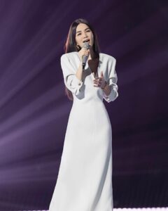 Ella Chen Jia Hua Instagram - 節目終於首播了！ 感覺我們從開錄到現在做了好多好多事 機場 練唱 練舞 彩排 拍照 錄影等 這些已經成為了我的日常 每天重複著 奔波著 很充實 同時也很辛苦 初舞台登場前 我心跳加速 淚水已經開始在眼裡打轉 這首歌 對我的意義是如此重大 你們說她承載了你們的青春 對我而言 她代表了我們仨的情誼 她是S.H.E的開始 她也是我的開始 很感謝大家在初舞台 給我滿滿的支持與打氣 我會繼續加油 繼續努力 我們一公的舞台見❤️ 初舞台備戰碎片 紀錄一下我的乘風之旅 🔗Vlog影片連結在限動 #乘風日記 #乘風2023