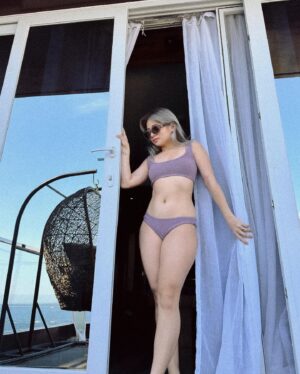 Ella Cruz Instagram - Your A R T 🖼️ happy easter 💜

👙 @erthswimph | 📍 @starboarddivingresort