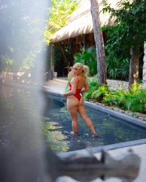 Elle Brooke Instagram - 🍒 or 🍑?
