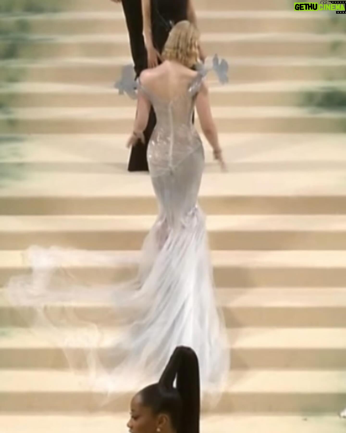 Elle Fanning - 685.5K Likes - A glass statue stands in her garden, so delicate she could break. But with help from a few friends—the birds, Cartier and Balmain—the Sleeping Beauty is dressed & forever frozen in time…
🕊️🥀🕰️🥀🕊️
Thank you Anna for another unforgettable first Monday in May! @voguemagazine
@cartier
@balmain @olivier_rousteing @migueldana
@samanthamcmillen_stylist
@erinayanianmonroe
@justjenda
@jinsoonchoi
@lorealparis
@chloerosey
