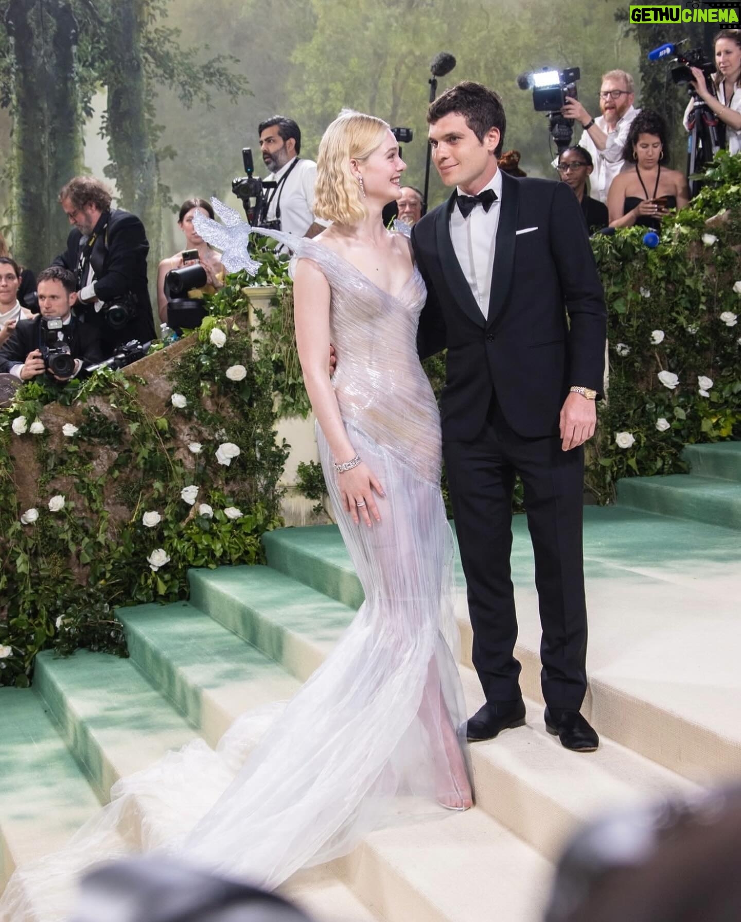 Elle Fanning - 685.5K Likes - A glass statue stands in her garden, so delicate she could break. But with help from a few friends—the birds, Cartier and Balmain—the Sleeping Beauty is dressed & forever frozen in time…
🕊️🥀🕰️🥀🕊️
Thank you Anna for another unforgettable first Monday in May! @voguemagazine
@cartier
@balmain @olivier_rousteing @migueldana
@samanthamcmillen_stylist
@erinayanianmonroe
@justjenda
@jinsoonchoi
@lorealparis
@chloerosey