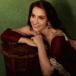 Elli AvrRam Instagram – In Ankhon ki Masti ke…🌹🧿

👗 @neeta_lulla @houseofneetalulla 
📷 @mayur_butwani 
💄 @fab_beauty___ 
#elliavrram #yourstruly #heeramandi #premiere
