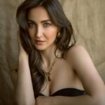 Elli AvrRam Instagram – 🦁🫀🔮🏹

@bharat_rawail 
@bombaebyaisha 
@taskeen_c 

#elliavrram #yourstruly
