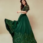 Elli AvrRam Instagram – She’s Evergreen🕊️🎻

Dressed in @neeta_lulla @houseofneetalulla 
Hair & Makeup by @fab_beauty___ 
Photographer @mayur_butwani 
#elliavrram #yourstruly #evergreen