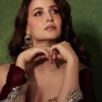 Elli AvrRam Instagram - In Ankhon ki Masti ke…🌹🧿 👗 @neeta_lulla @houseofneetalulla 📷 @mayur_butwani 💄 @fab_beauty___ #elliavrram #yourstruly #heeramandi #premiere