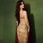 Elli AvrRam Instagram - In Ankhon ki Masti ke…🌹🧿 👗 @neeta_lulla @houseofneetalulla 📷 @mayur_butwani 💄 @fab_beauty___ #elliavrram #yourstruly #heeramandi #premiere