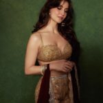 Elli AvrRam Instagram – In Ankhon ki Masti ke…🌹🧿

👗 @neeta_lulla @houseofneetalulla 
📷 @mayur_butwani 
💄 @fab_beauty___ 
#elliavrram #yourstruly #heeramandi #premiere