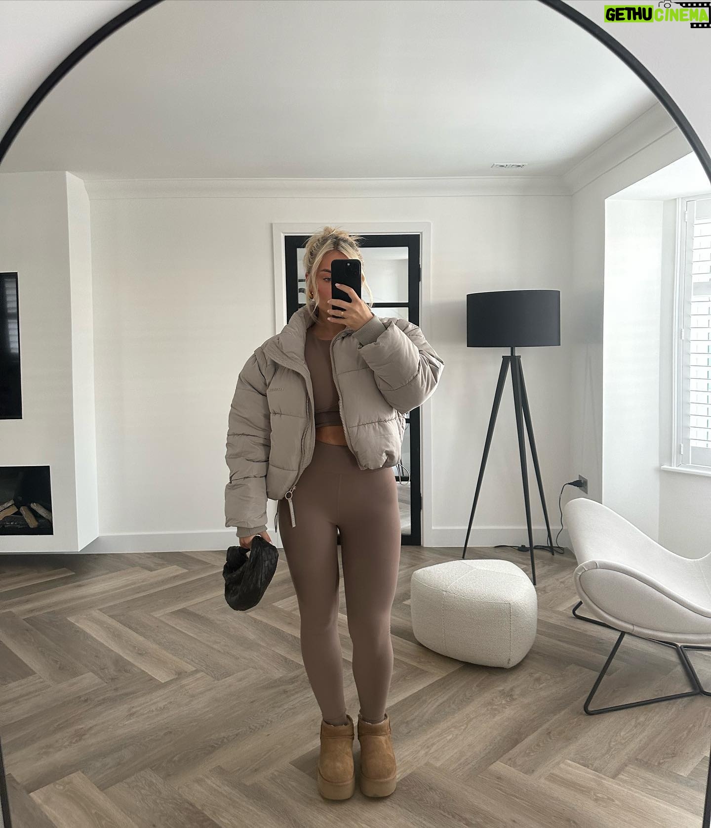 Ellie Brown Instagram - A Sunday well spent 🍂🤎 @gymkingwomen ad