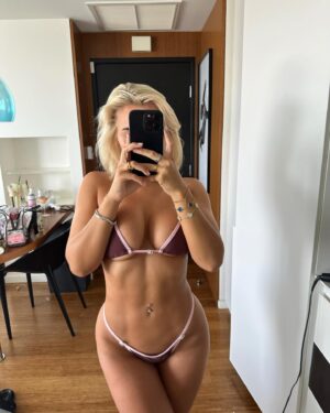 Ellie Brown Instagram - Topping up the tan before Vegas