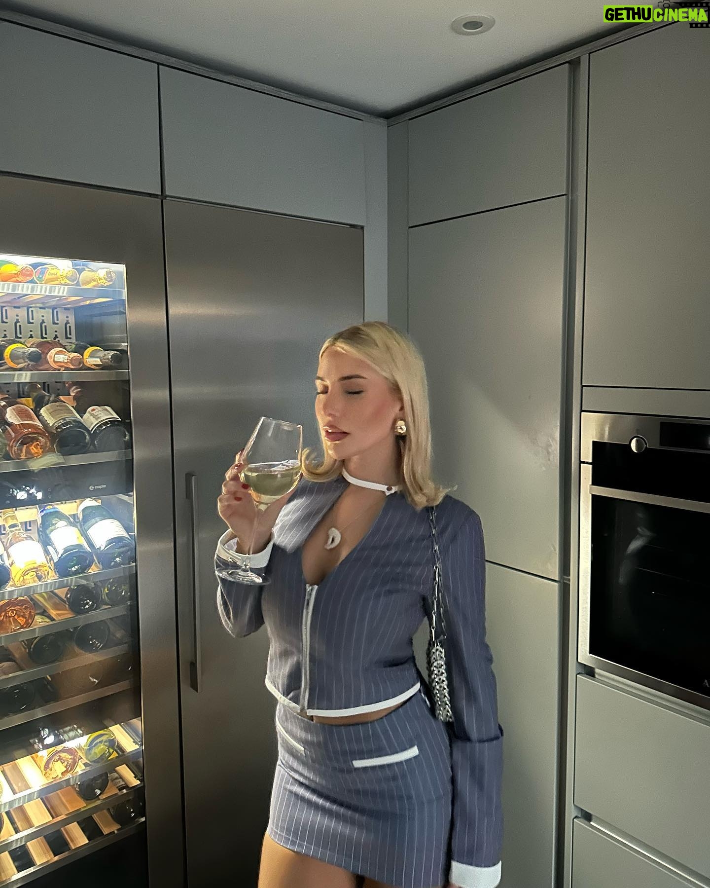 Ellie Brown Instagram - 💁🏼♀️ @asandrastudios