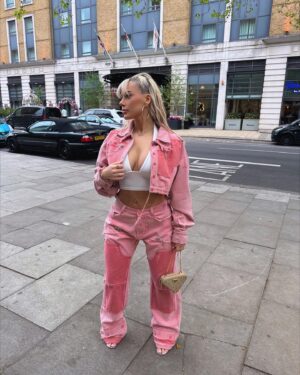 Ellie Brown Instagram - Doin things my bestie loves with my bestie 🥊💕 @kazcrossley