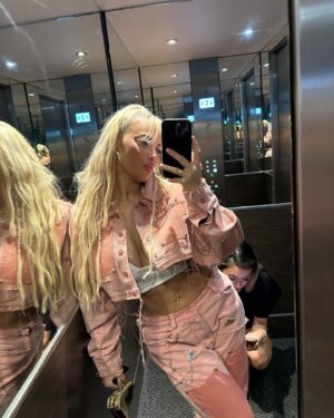 Ellie Brown Instagram - Doin things my bestie loves with my bestie 🥊💕 @kazcrossley