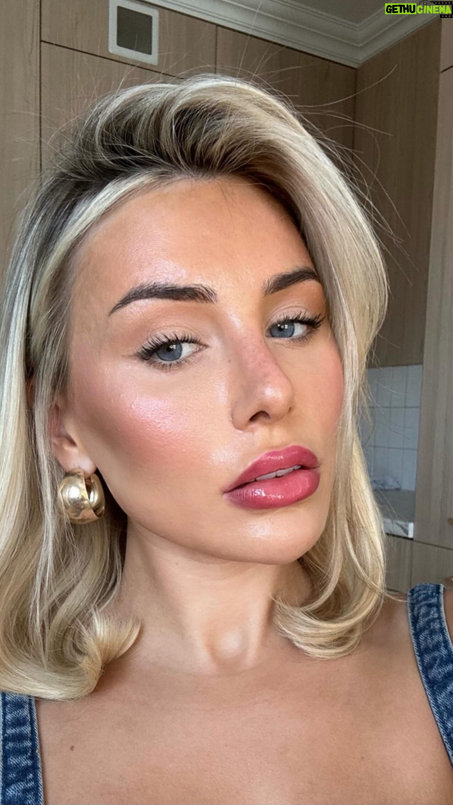 Ellie Brown Instagram - Summer glam 🍓 @wetnwildeu @bootsuk #wetnwild #ad