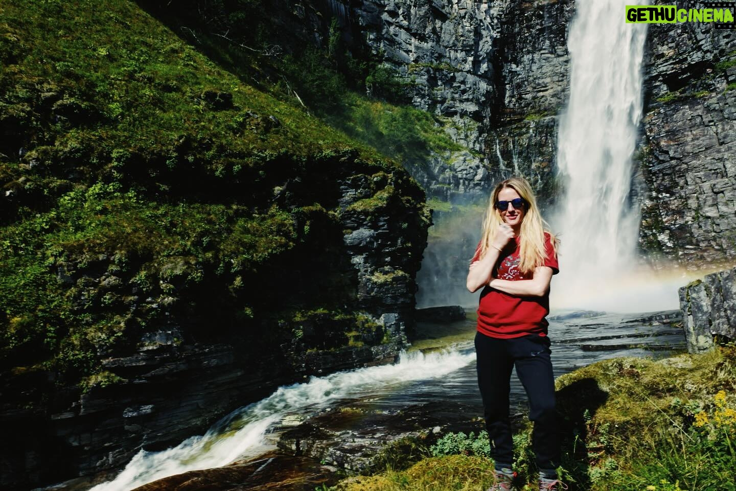 Ellie Goulding Instagram - There is soooo much I could say today about our precious planet 🌍 but I want to say this, simply…. our survival depends on whether or not we decide to put nature first and protect biodiversity. There is nothing more important because everything is connected- if one thing in the cycle is broken, everything breaks with it- whether a decline in bees or fish, degraded soils from unsustainable farming (we need healthy soils for food!!) or plastic choking up our oceans. It is all one massive chain- and we won’t be able to escape the consequences of pretending we can just go on without addressing everything we have already put at risk 🥴🥴🥴 Ending our reliance on fossil fuels is a good start (Governments and people who have the opportunity to invest in Green Energy ENTER THE CHAT NOW PLZ) Changing the way we think about fashion and our addiction to new clothes would be another one (where the hell do I start with this- please Google the environmental implications of fashion 🤢) So would making small changes to our diet and eating a little bit less meat (a sickening amount of deforestation to clear for grazing etc and that’s just the beginning) Nature sustains us and keeps us alive but doesn’t have a voice. So we have so speak up for it today and every day. Thank YOU for all that you already do for our Planet. Happy #EarthDay 🌲🌳🍄🌾🌻🌸🌎
