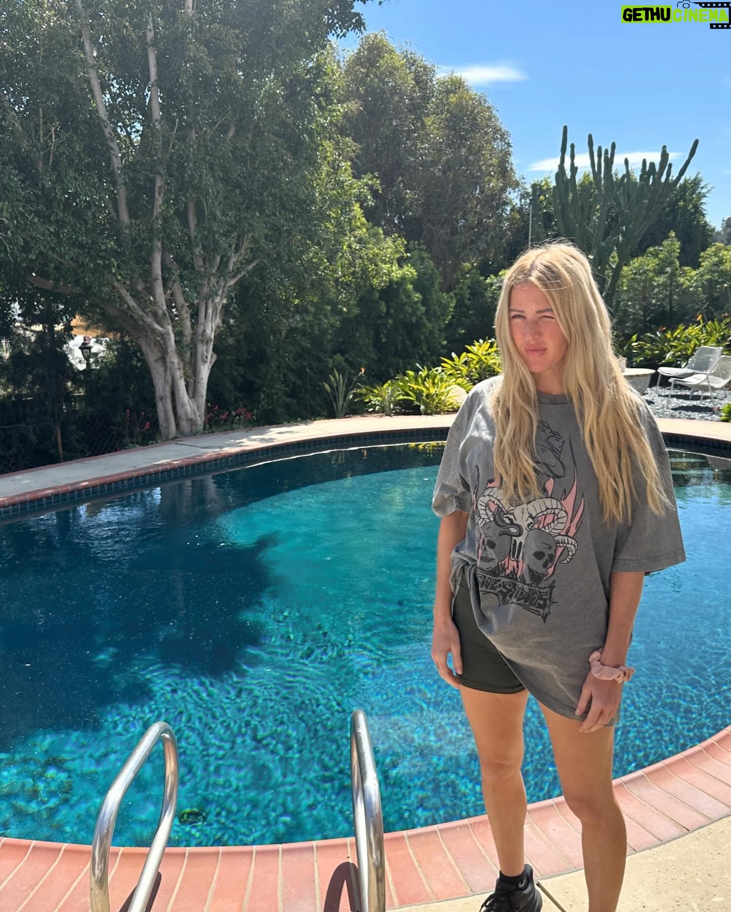 Ellie Goulding - 98.1K Likes - Squint series :)