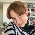 Ellie Kemper Instagram - Cool new moves to hide my maskne!