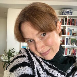 Ellie Kemper Instagram - Cool new moves to hide my maskne!
