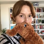 Ellie Kemper Instagram - Cool new moves to hide my maskne!