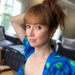 Ellie Kemper Instagram – One day, I will learn how to make my hair look like this without having to hold my hand there. But for now, this will have to do. Catch me tonight on @colbertlateshow talking all things #unbreakablekimmyschmidt !! Thank you for having me, Late Show!