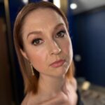 Ellie Kemper Instagram - 🚨MAJOR GLAM ALERT🚨 Hair: @thebesthikari Hair color: @nikkicolorsnyc Makeup: @pellegrinokatie Styling: @meemmap
