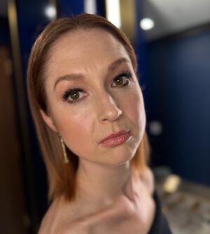 Ellie Kemper Instagram - 🚨MAJOR GLAM ALERT🚨 

Hair: @thebesthikari 
Hair color: @nikkicolorsnyc 
Makeup: @pellegrinokatie 
Styling: @meemmap