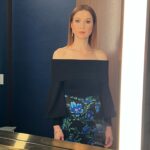Ellie Kemper Instagram - 🚨MAJOR GLAM ALERT🚨 Hair: @thebesthikari Hair color: @nikkicolorsnyc Makeup: @pellegrinokatie Styling: @meemmap