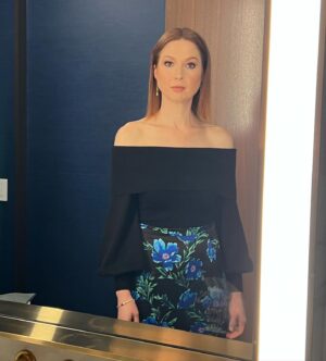 Ellie Kemper Instagram - 🚨MAJOR GLAM ALERT🚨 

Hair: @thebesthikari 
Hair color: @nikkicolorsnyc 
Makeup: @pellegrinokatie 
Styling: @meemmap