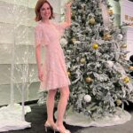 Ellie Kemper Instagram - Holiday content at ALL OUT MAX🎄🎄🎄 . . . 💄 @pellegrinokatie 👗 @meemmap 💇‍♀️ @aleshaoak @nikkicolorsnyc