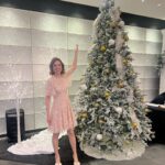 Ellie Kemper Instagram - Holiday content at ALL OUT MAX🎄🎄🎄 . . . 💄 @pellegrinokatie 👗 @meemmap 💇‍♀️ @aleshaoak @nikkicolorsnyc