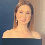 Ellie Kemper Instagram - 🚨MAJOR GLAM ALERT🚨 Hair: @thebesthikari Hair color: @nikkicolorsnyc Makeup: @pellegrinokatie Styling: @meemmap